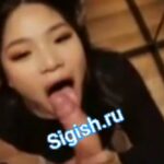 Татынакай кыз озуна чоон коток алып соруп жатат