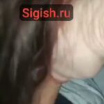 Сулуу кыргыз кыз соруп сигишип жатат