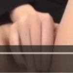 Жаш кыз сонун эс озун кандырып жатат