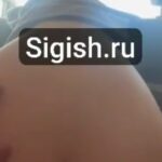 Жаш кызды таксисты машинада акчасын алып жатат