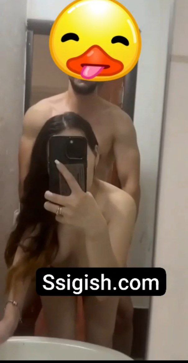 Девушкасын ваннада сигип жатат